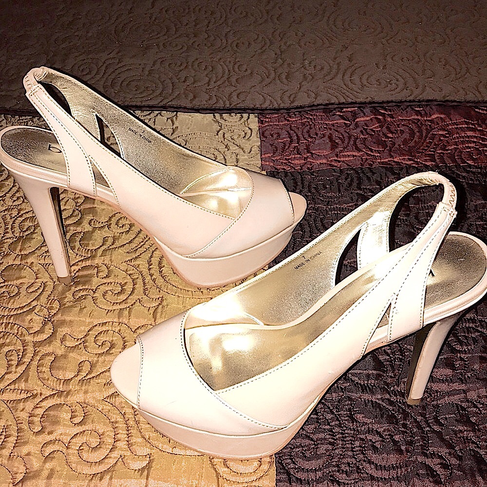 (EUC) BeBe Peep Toe Sling Back Two Tone Cream Stiletto Heels 👠 - Picture 5 of 8